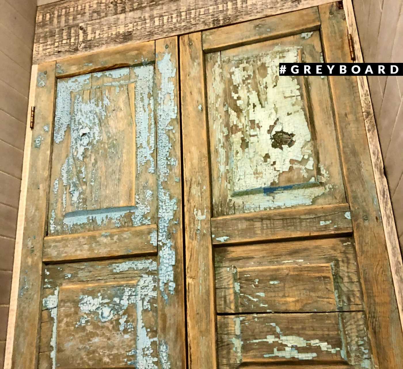 Старинные филенчатые двери из натурального дерева