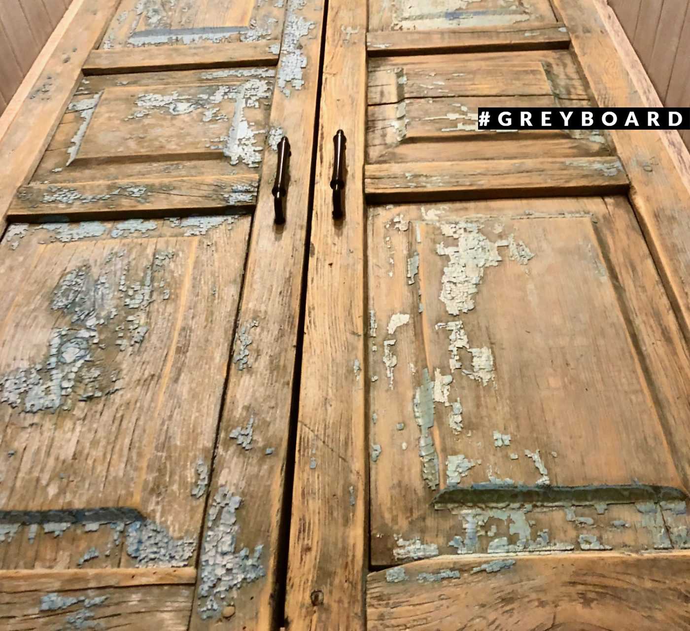 Старинные филенчатые двери из натурального дерева