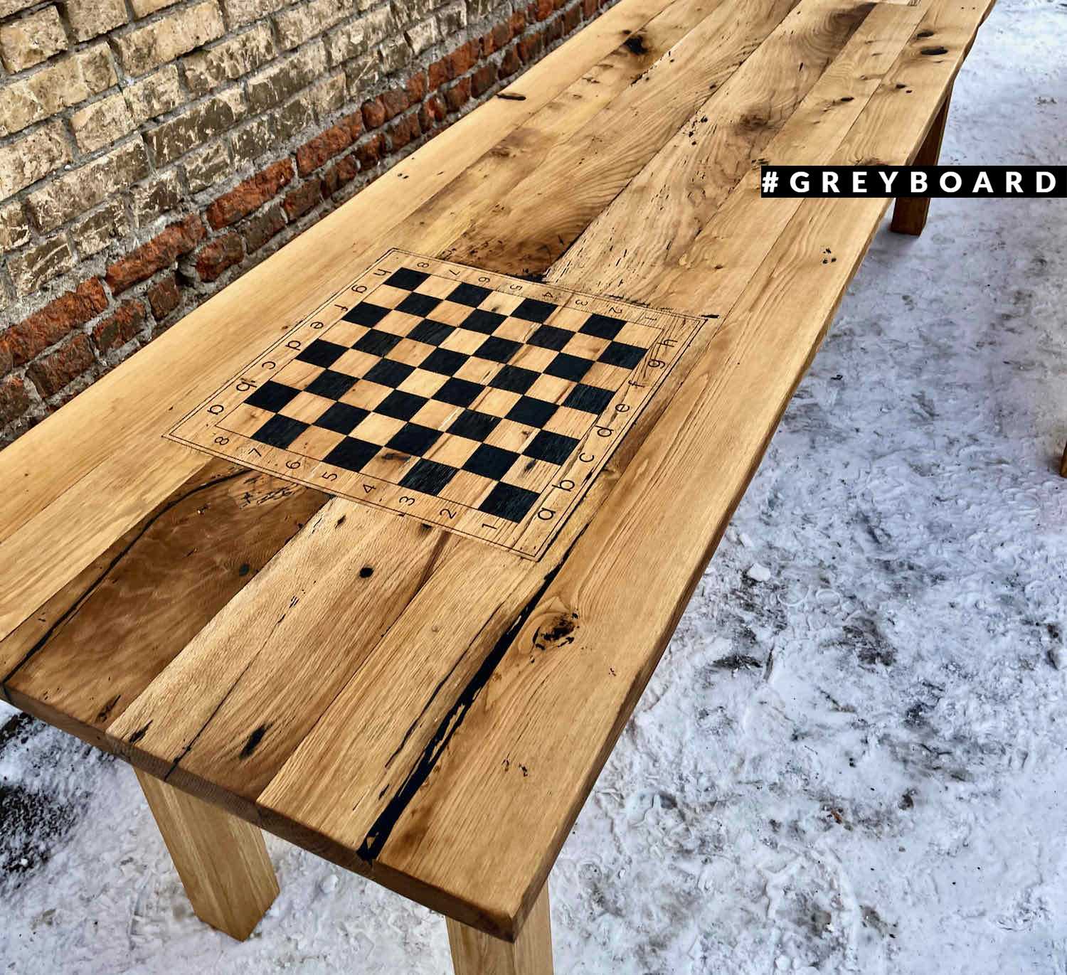 Дубовый стол с выгравированной шахматной доской