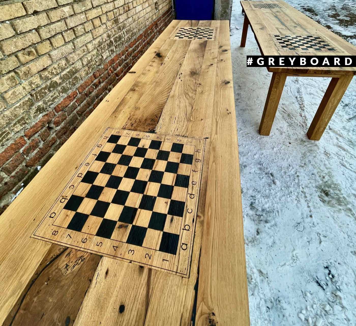 Дубовый стол с выгравированной шахматной доской