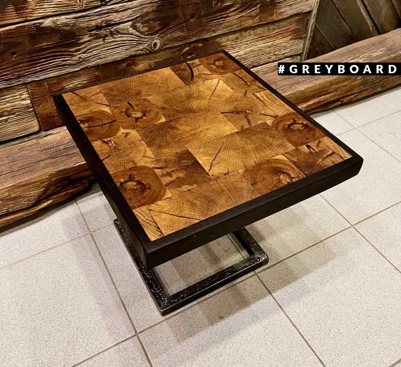 Кофейный стол из амбарой доски