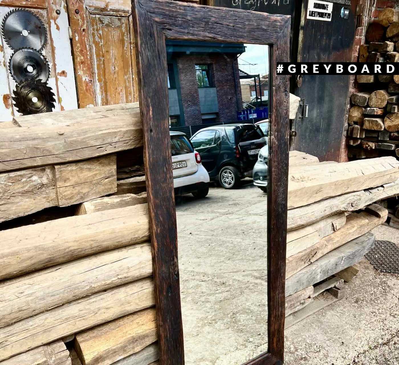 Зеркало в раме из старой доски